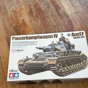 Panzerkampfwagen IV Ausf.F 1/35 Scale Model Kit - Gray